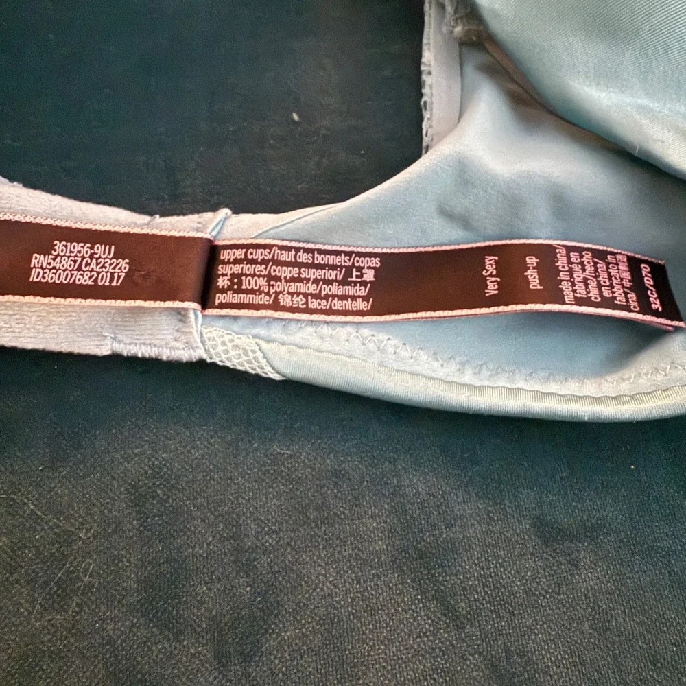 Victoria's Secret Very Sexy Push Up Bra Light Blue‎ Lace Trim 32C